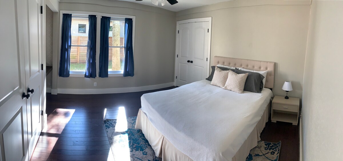 חדר שינה שני עם מיטת קווין סייז