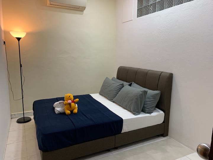 חדר סטנדרטי 1: חדר שינה נעים אך מרווח עם מיטת קווין סייז, מאובזר במראות ובארון קיר. אידיאלי לזוגות נשואים או למשפחה קטנה. 