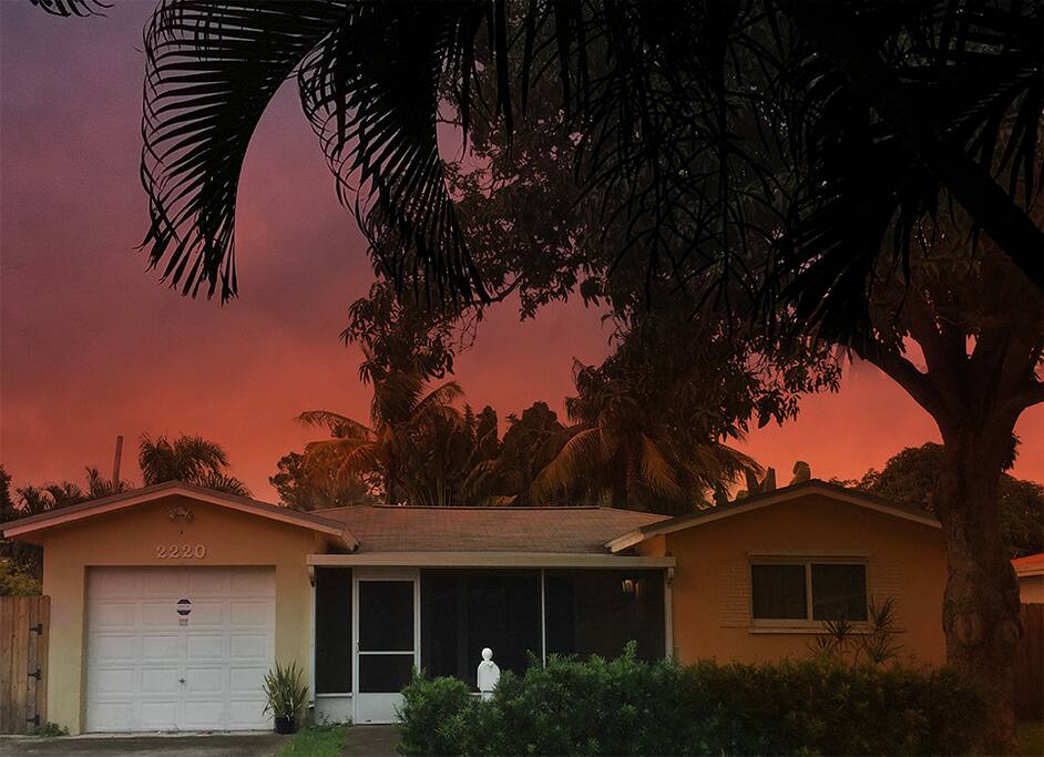 Screened in front porch, to enjoy the beautiful sunsets.