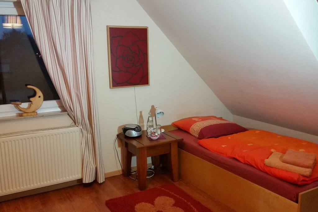 Schönes, helles Zimmer (14m²) mit TV.