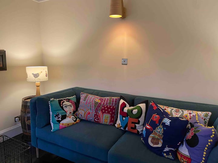 A Colourful Jewel Close To The City Centre - Edinburgh