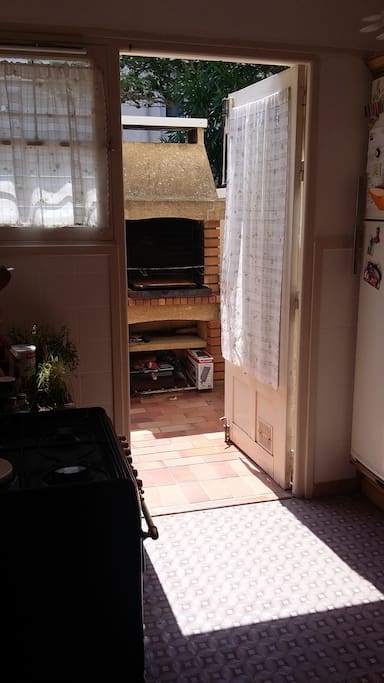 La cuisine avec ouverture sur le barbecue et jardin