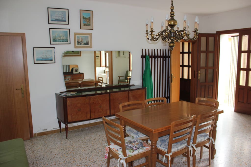 L'ingresso del casale con tavolo per pranzo