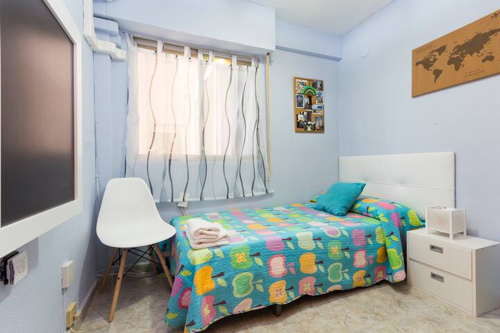 Habitacion luminosa a 5 minutos del centro wifi