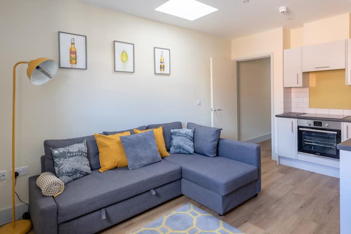 Modern One Bed Apartment - Town Centre - Sleeps 3 - Hereford