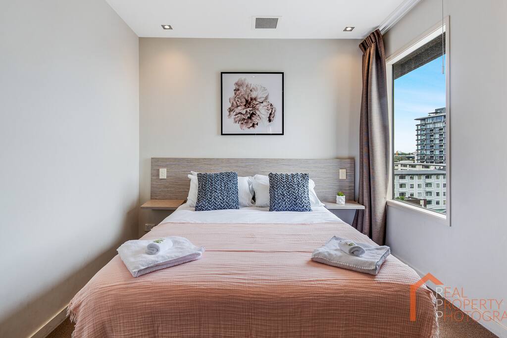 I didn't want to leave Kei's place. The bed was so comfortable with plushy pillows and blankets. The window has a wonderful view of the city lights at night. The bathroom was big and clean. There were plenty of food options a short walk. - Wei Hua