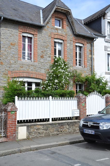 extérieur en plein centre du bourg de carolles