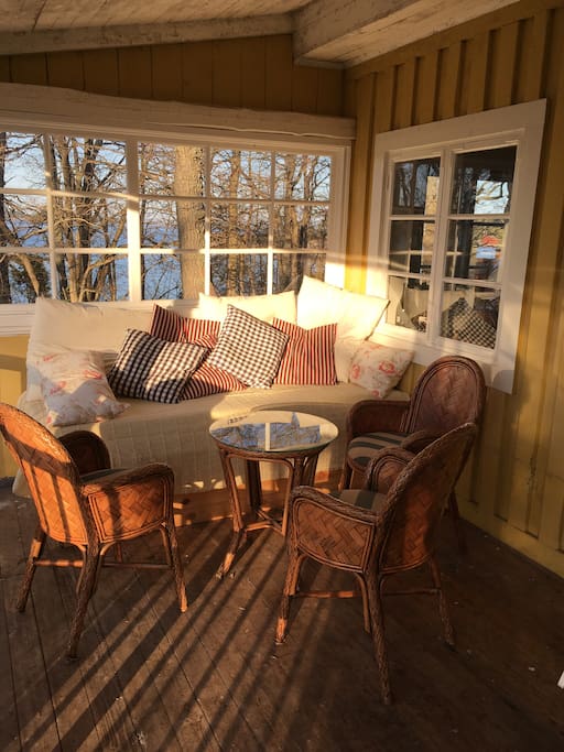 Veranda med dagbädd och cafémöbler