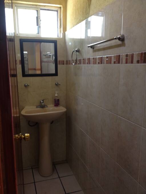Baño independiente , en costo mensual incluye agua caliente
