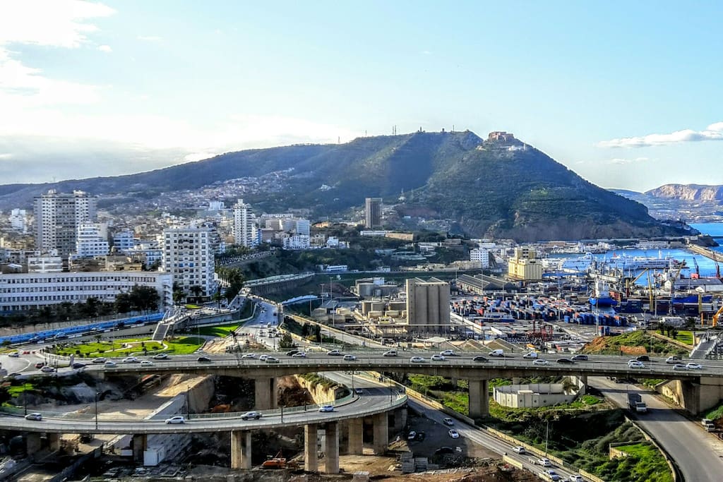 Vue panoramique sur la ville d'Oran, Notre Dame de Santa Cruz et sa forteresse sur le mont Murdjajo