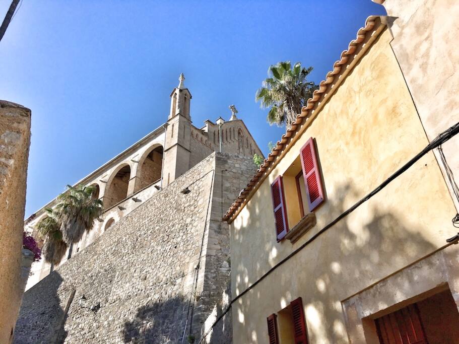 Gebäudeansicht Casa Escala mit Kirche im Hintergrund