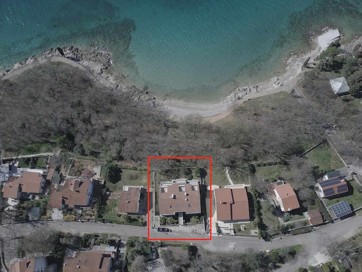 Big Family beachfront apartment in Njivice, Krk