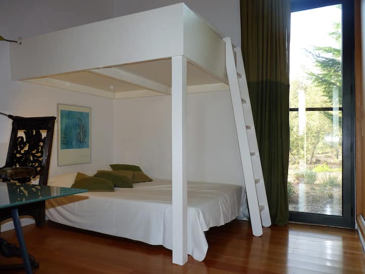 Dormitorio doble 2 con cama doble alta y cama doble baja / Double bedroom 2 with double high bed and double sleeping sofa