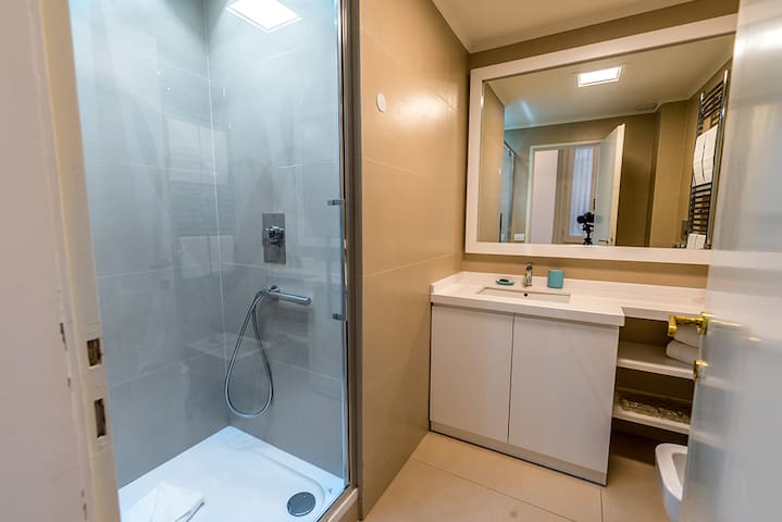 Vittoria Top Family for 6 near Spanish steps