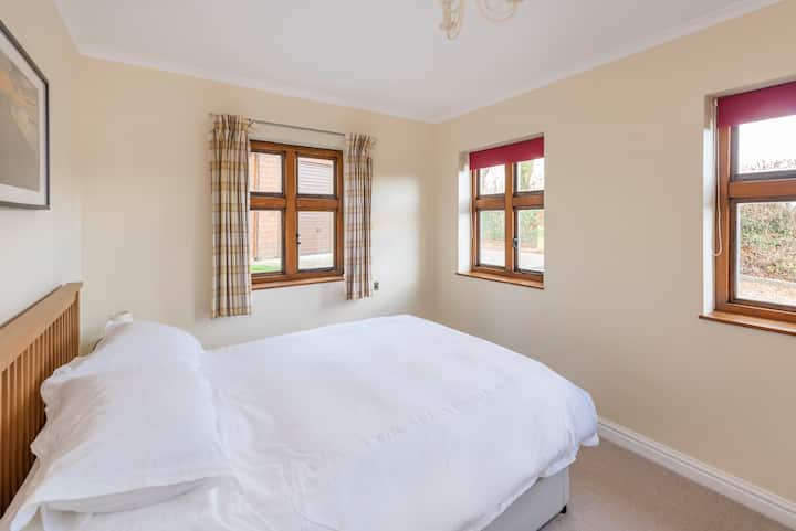 Spálňa s manželskou posteľou veľkosti king