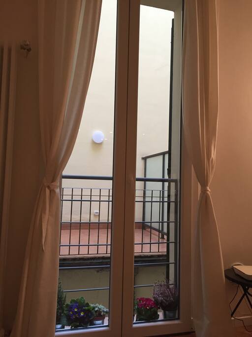 La porta-finestra che si affaccia su un cortile interno