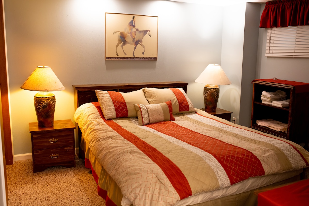 1 საძინებელში დგას საწოლი 152 × 203 სმ, დიდი კარადა, კომოდი და სააბაზანოს კარი საშხაპით.  