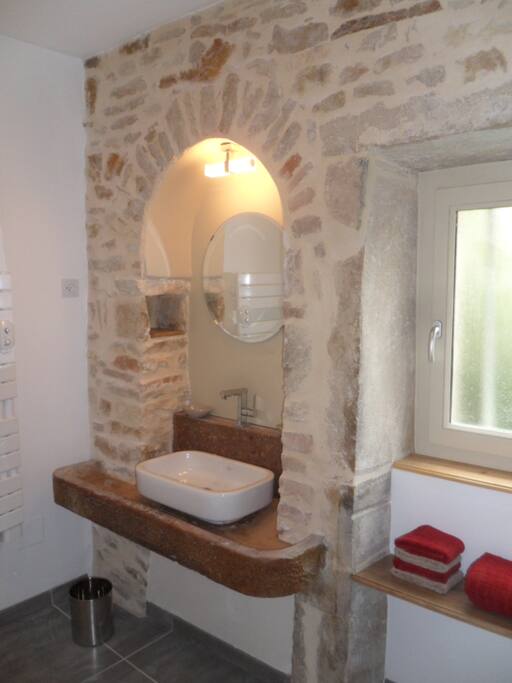lavabo sur l'ancienne pierre d'évier