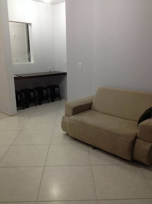 Bancada embutida para refeições e estudos. Sofá cama casal.