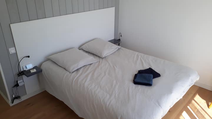 საძინებელი 1 პირველ სართულზე, ტერასაზე გასასვლელით.