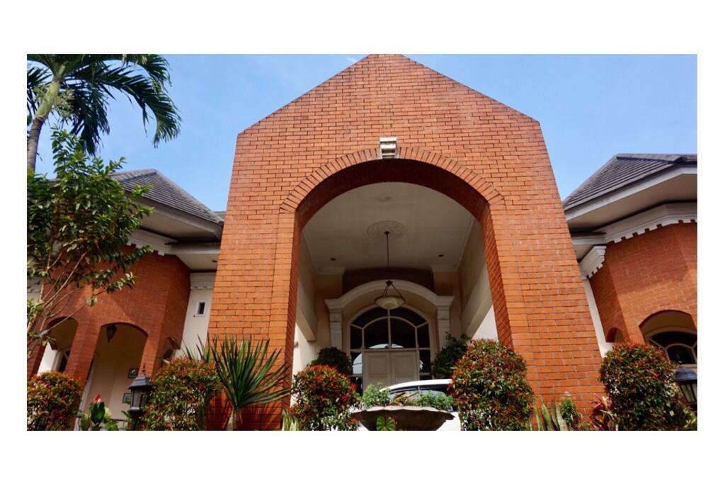 Pintu utama Vila Keluarga Cemara Jajar
