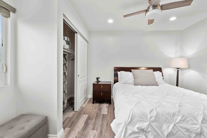 Ве очекуваат брачен кревет (широк 150-179 см) и голем плакар. Безжична станица за полнење на вашиот телефон, iPod и Apple Watch. 