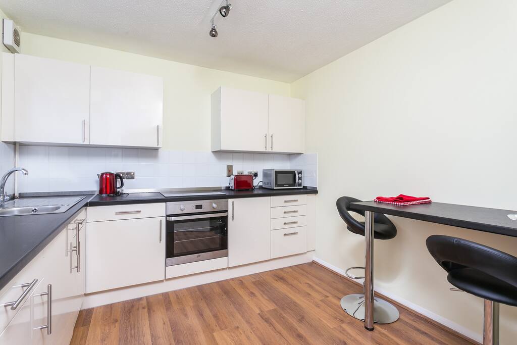 Kitchen / Breakfast Bar