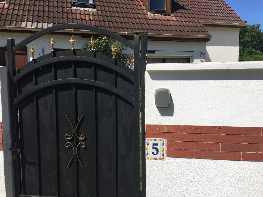 Les clients pourront récupérer les clés de l’ appartement et la clé du portillon directement ici dans cette boîte “ MASTER LOCK “ à l’ aide d’ un code secret seulement après la réservation des lieux. Lorsque la réservation est terminée, veuillez remettre les clés dans cette case.