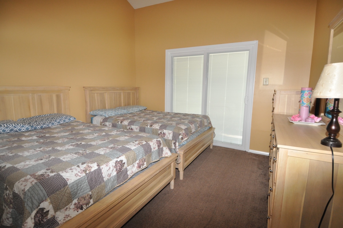 غرفة النوم الثانية (سريران كاملان)