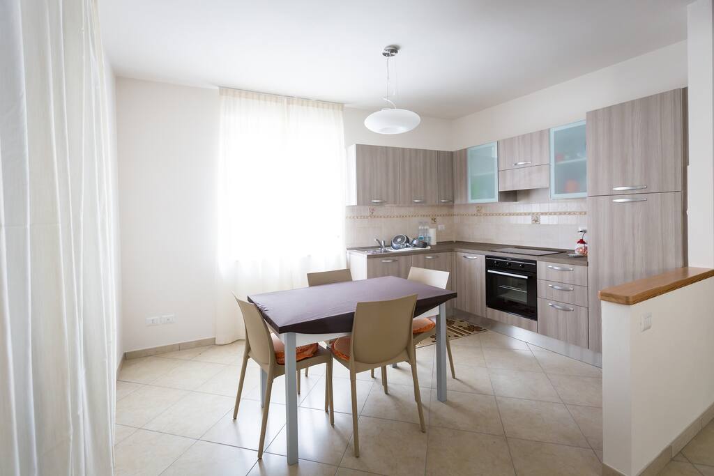 Cucina con forno e lavastoviglie.