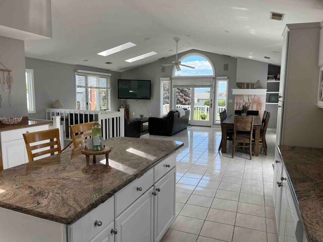 Sun splashed 6 bedroom short walk to the beach! gallery image 5