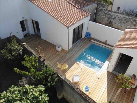 Peaceful haven with pool 300 m from the sea