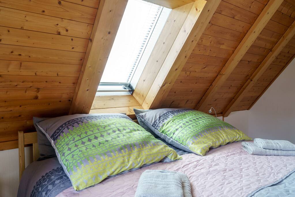 Doppelbett im holzvertäfelten Obergeschoss