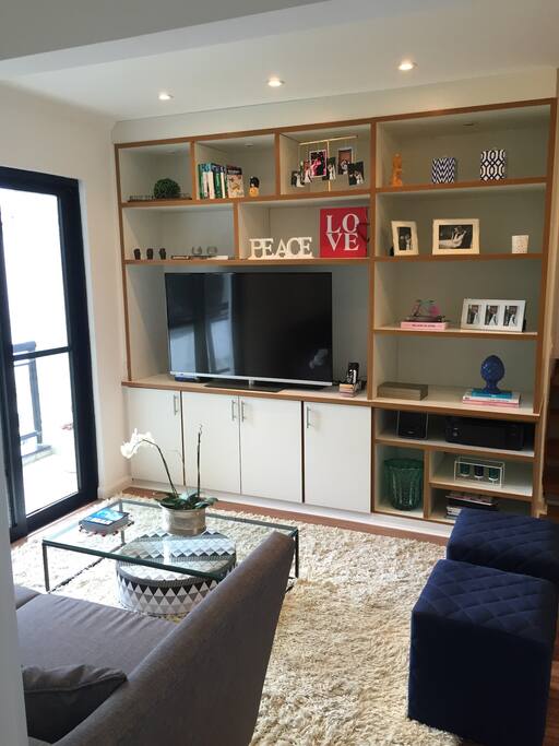 Sala - Linda e moderna decoração; Smart TV 52 polegadas a cabo