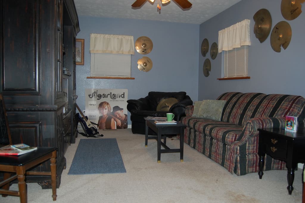 Spacious living room