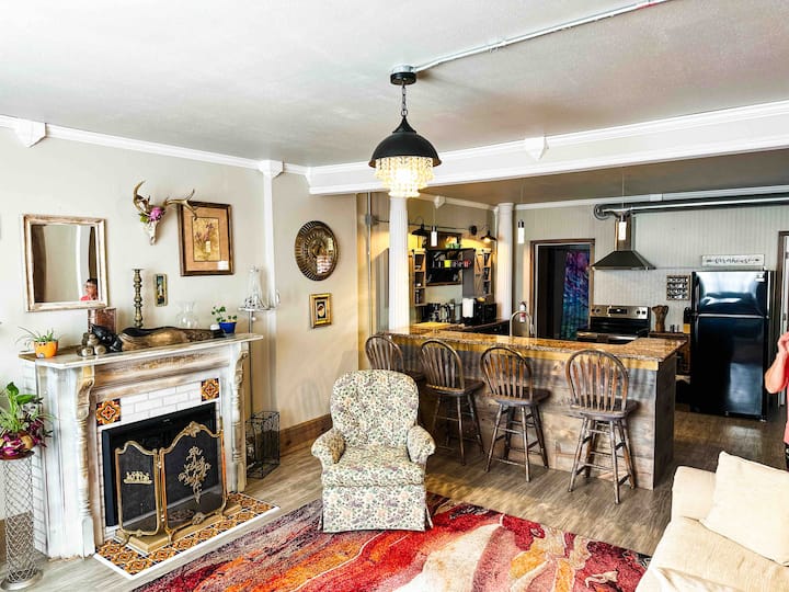 Plenty of room to spread out in the spacious living room! 