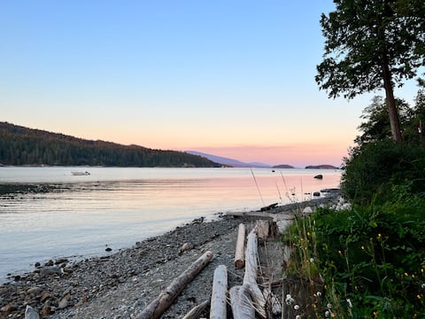 Start 2025 at a Retreat | Wood-fired Hottub, Beach