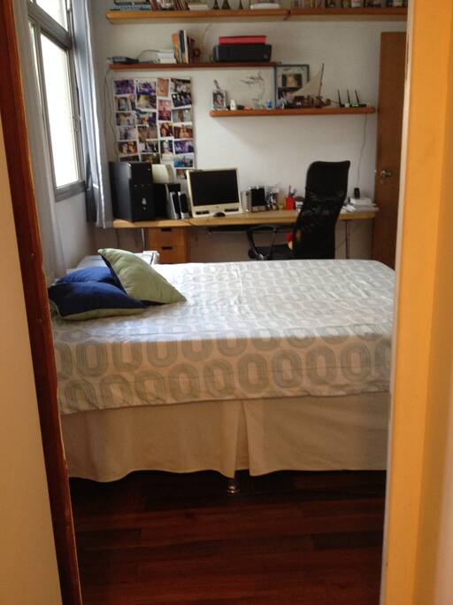 cama de casal,frigobar, microondas e suite.
