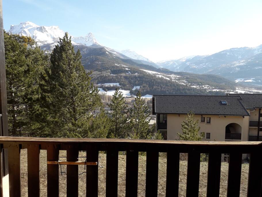 Vue sur les sommets enneigés de la vallée.