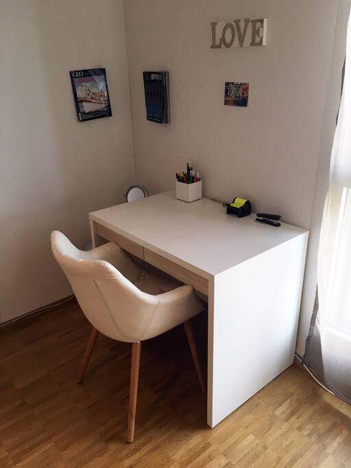 Privates Zimmer mit Arbeitsplatz