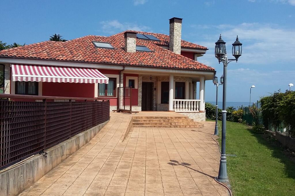 Casa pareada nueva frente a las playas de la Espasa y la Isla-El Barrigón con vistas al Pico del Sueve
