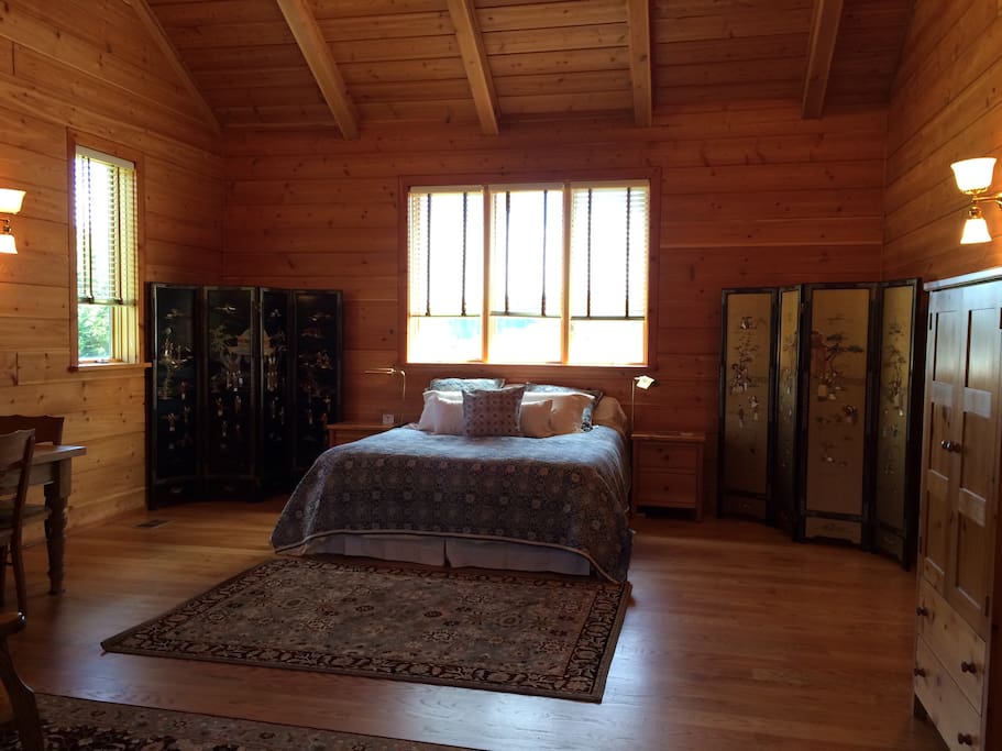 Comfy kingsize bed in the studio