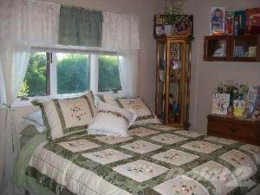 Cozy Queen Bed