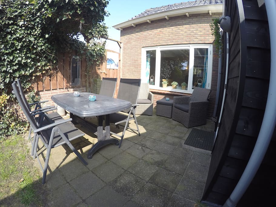 Lekkere tuin met terras en zitje
