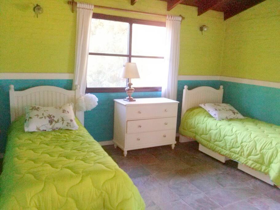 dormitorio amplio, con excelente ventilación y vistas al jardín