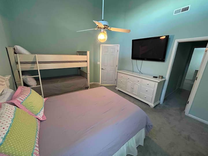 2 - ра основна спалня - двойно легло и единичен комплект двуетажни легла - самостоятелна баня на
горния етаж