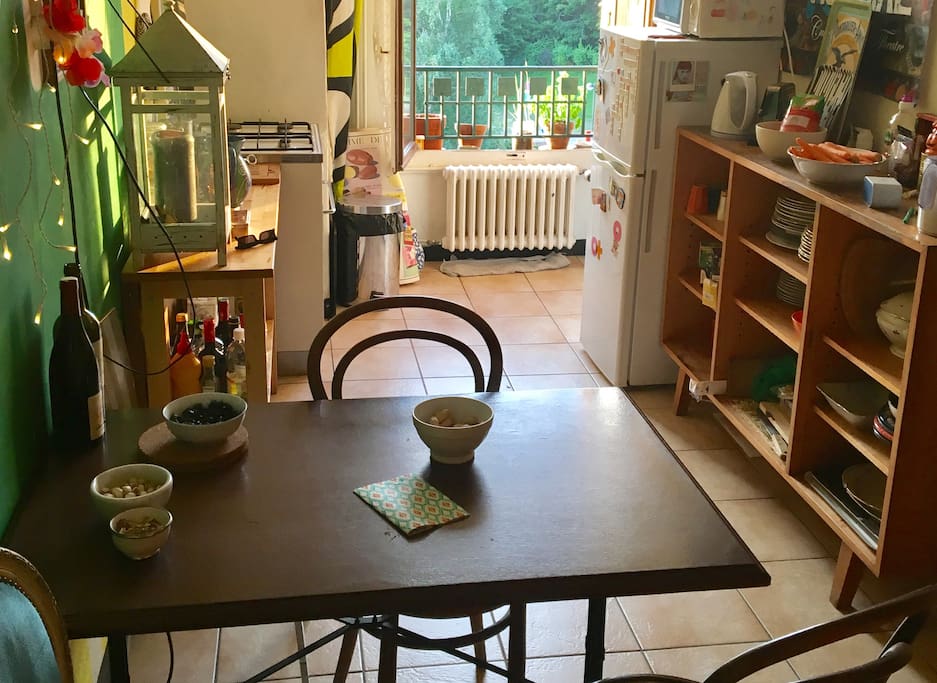 The kitchen / La cuisine