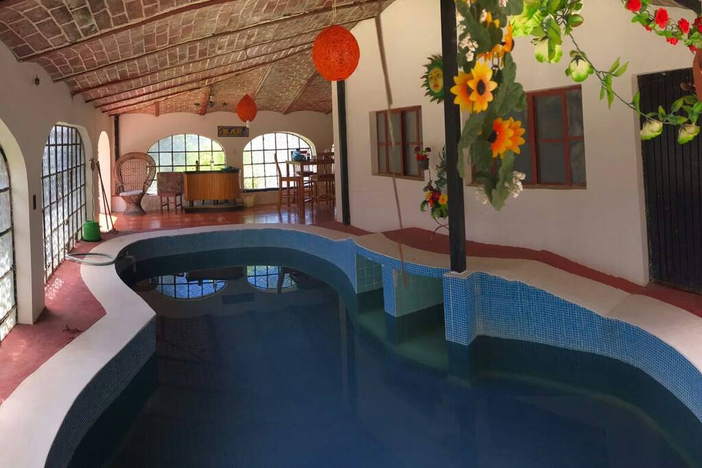 alberca dentro de la casa con agua termal a temperatura a tu gusto ya que tu vas controlando el flujo de agua... no se comparte con nadie