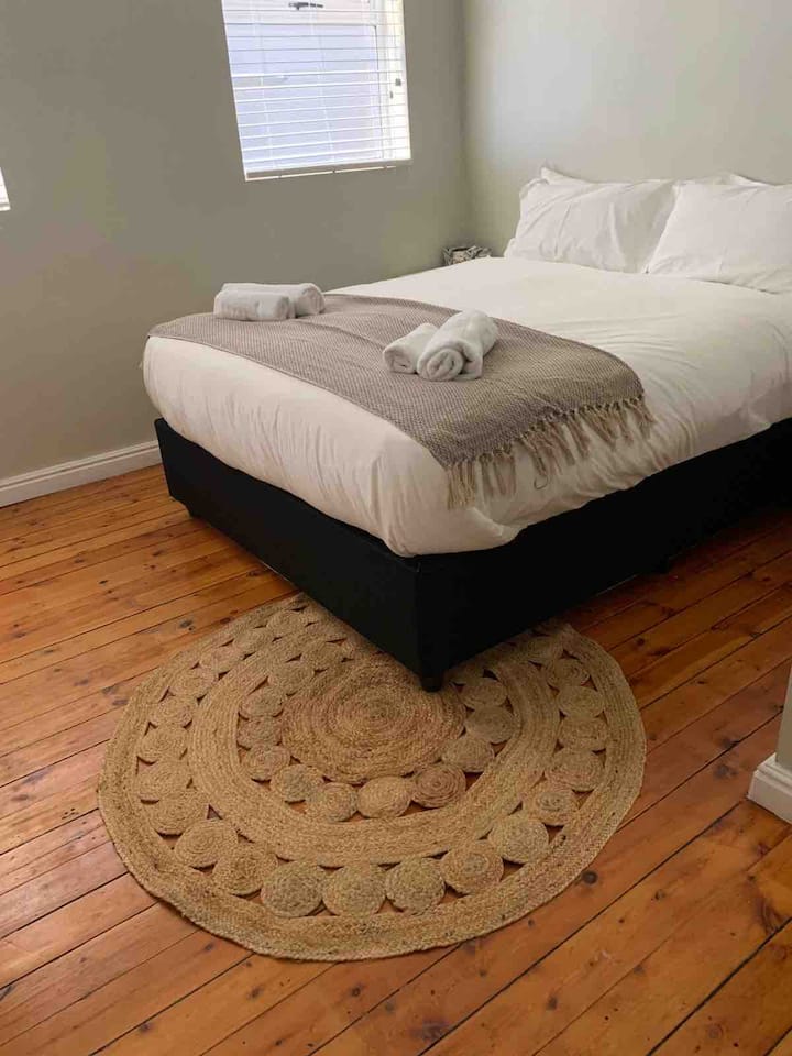 Спалната соба е брачен кревет со доволно простор за чување багаж.