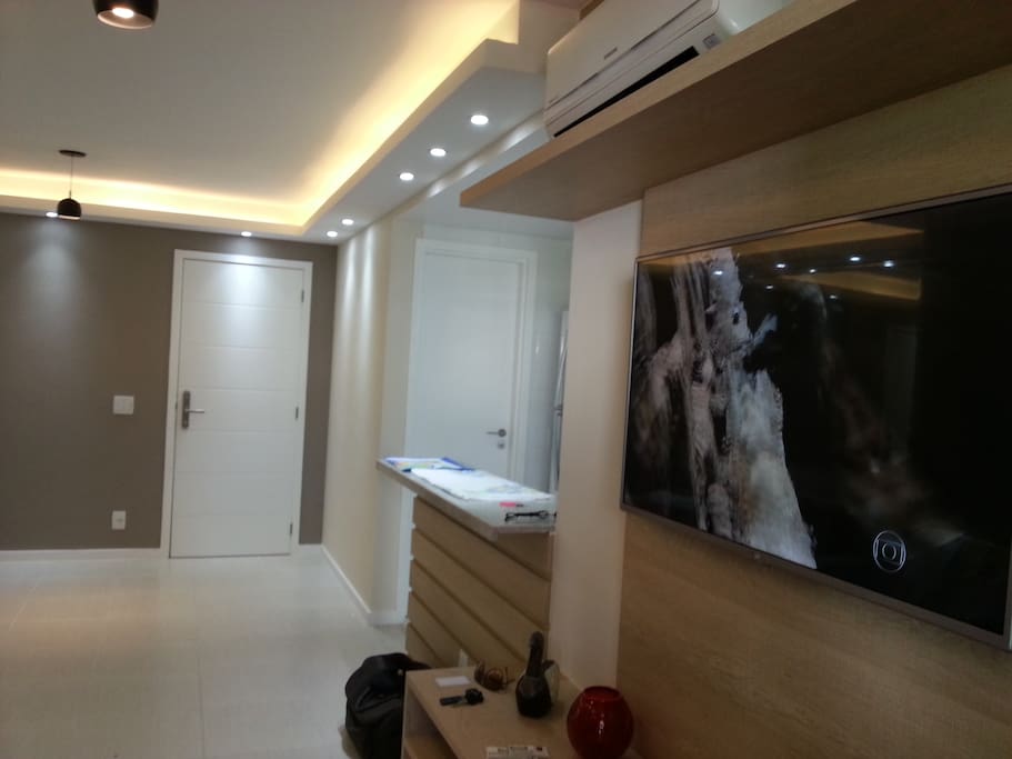 Sala rebaixada com luz quente e fria.
